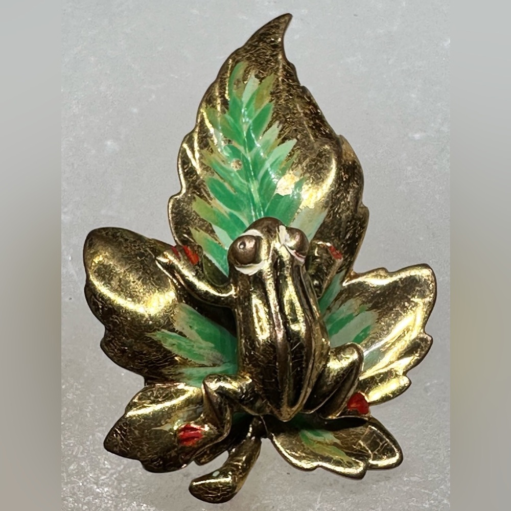 Little Frog on Leaf Pin/brooch Gold Painted Metal
